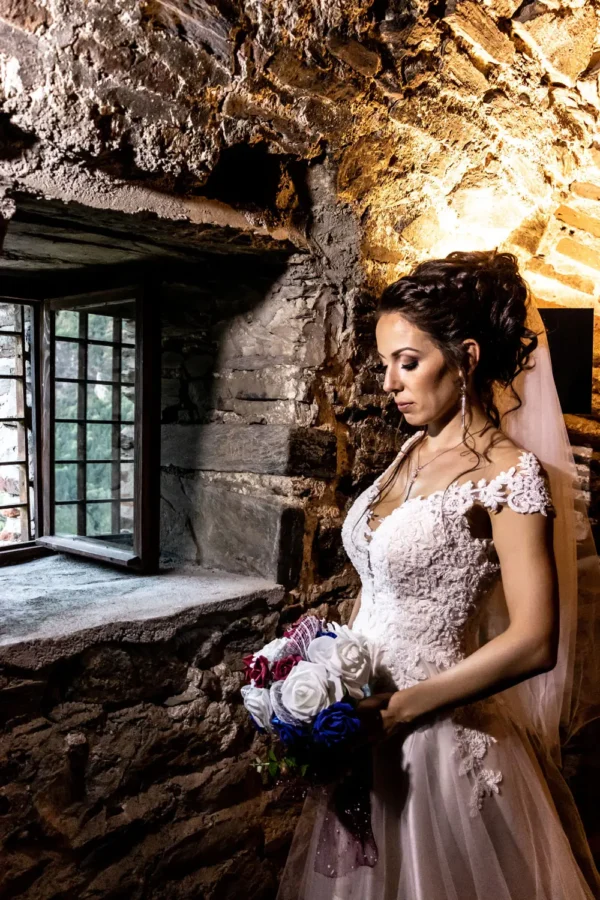 романтична сватбена снимка в храм