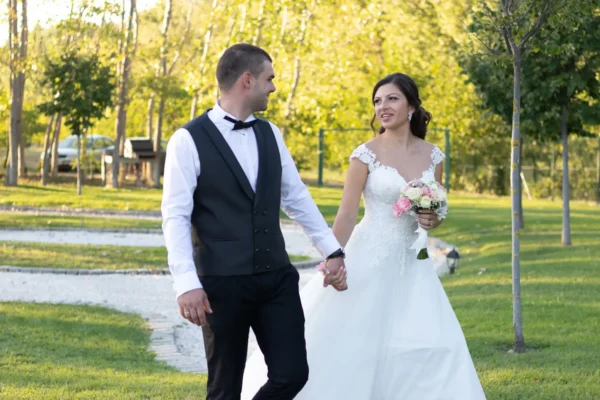 сватбена фотосесия на младоженци на открито