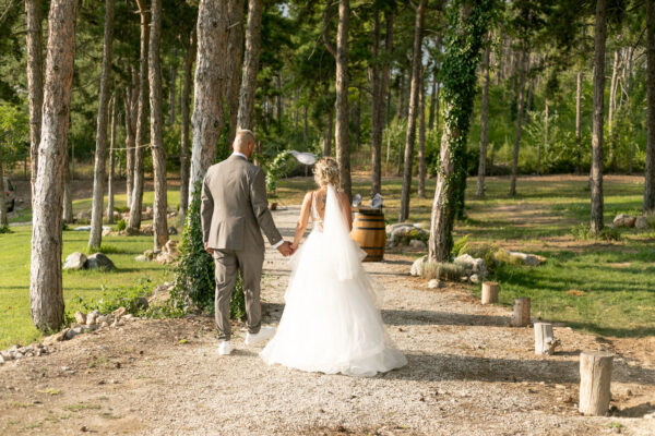 Фотография с горски мотиви на младоженци в сватбения ден