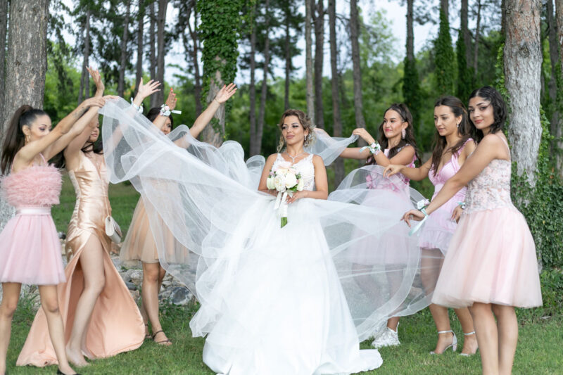 Булка с шаферки сред природата