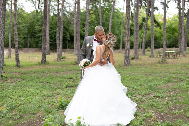 Красива фотография на младоженци сред природата