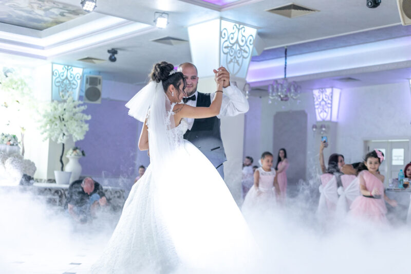 Сватбена фотография на първия танц с димни ефекти
