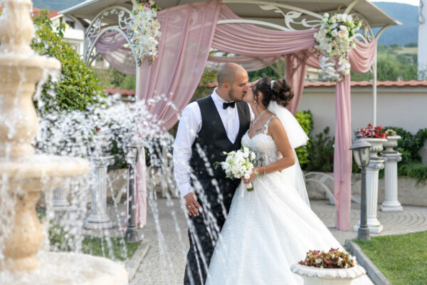 Сватбен фотограф в ресторант някъде в Пловдив