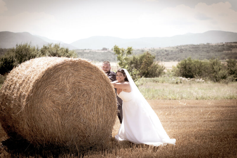 Младоженци бутат бала със сено