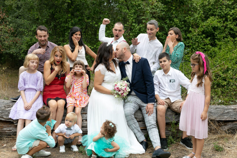 Сватбена фотография на младоженец с близките