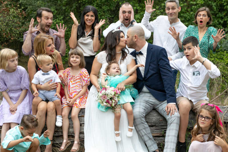 Сватбена фотография на младоженец със семейство и приятели