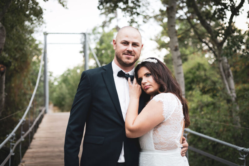 Сватбена фотография на младоженец и булка при залез ситуационна