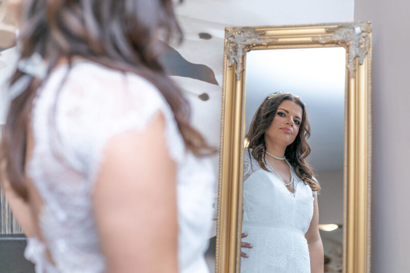 Сватбена фотография на младоженката в дома и