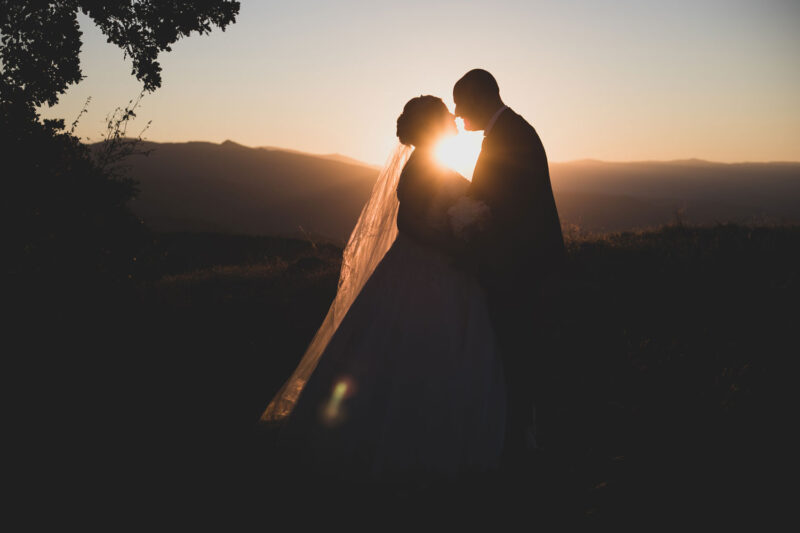 Сватбена фотография на младоженец и булка при залез с красив естествен ефект