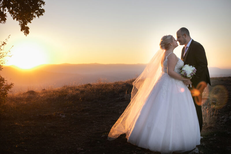 Сватбена фотография на младоженец и булка с красив залез