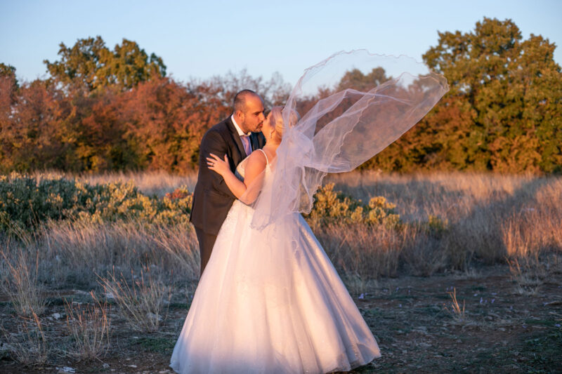 Сватбена фотография на младоженец и булка