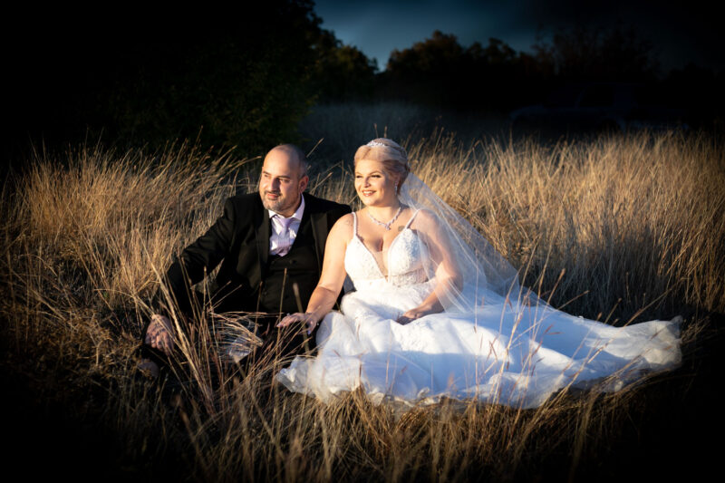 Сватбена фотография на младоженец и булка на поляна