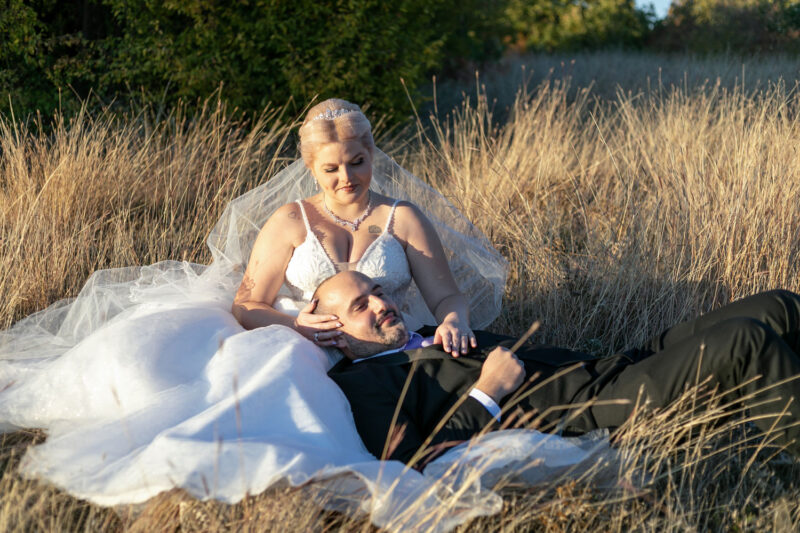 Сватбена фотография на младоженец и булка сред природата