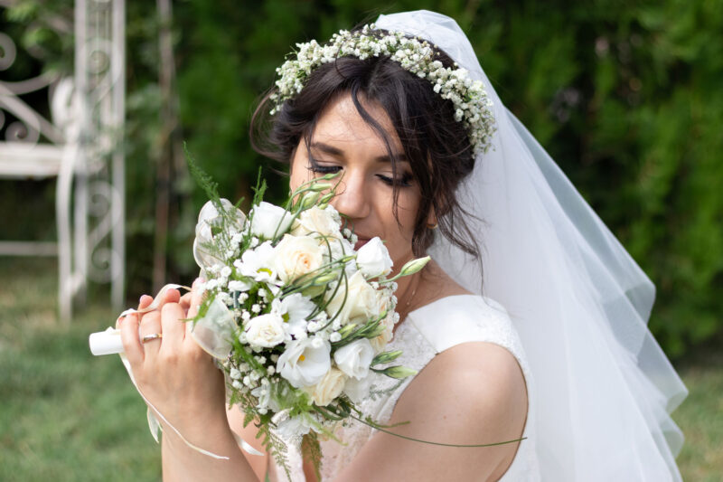 Сватбена фотография на булка с букет и венец