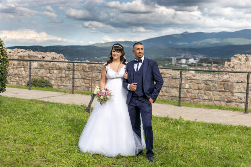 Сватбена фотография на младоженци в Пещера