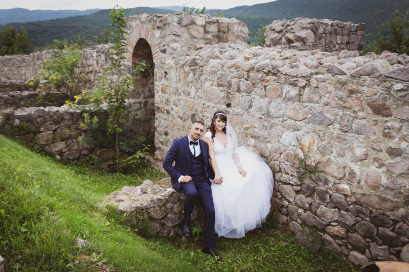 Сватбена фотография на младоженци в исторически обект
