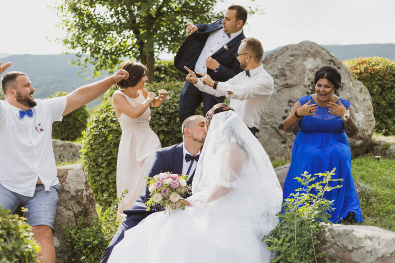 Сватбена фотография на приятелите и младоженците