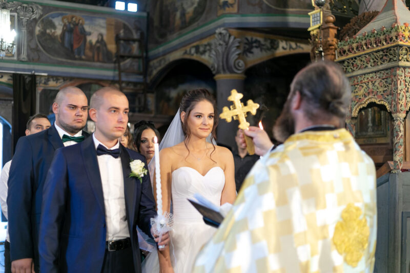 Сватбена фотография на младоженци и кумове в църква