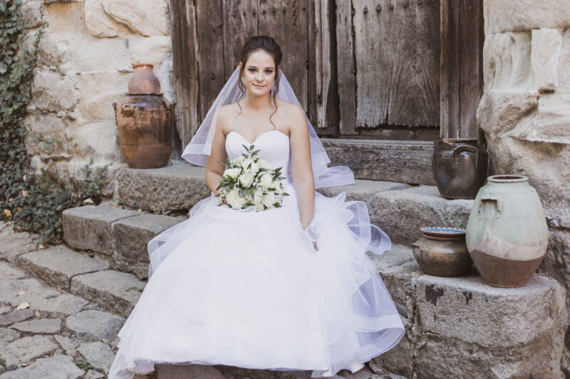 Сватбена фотография на булка в деня на сватбата в стария град Пловдив