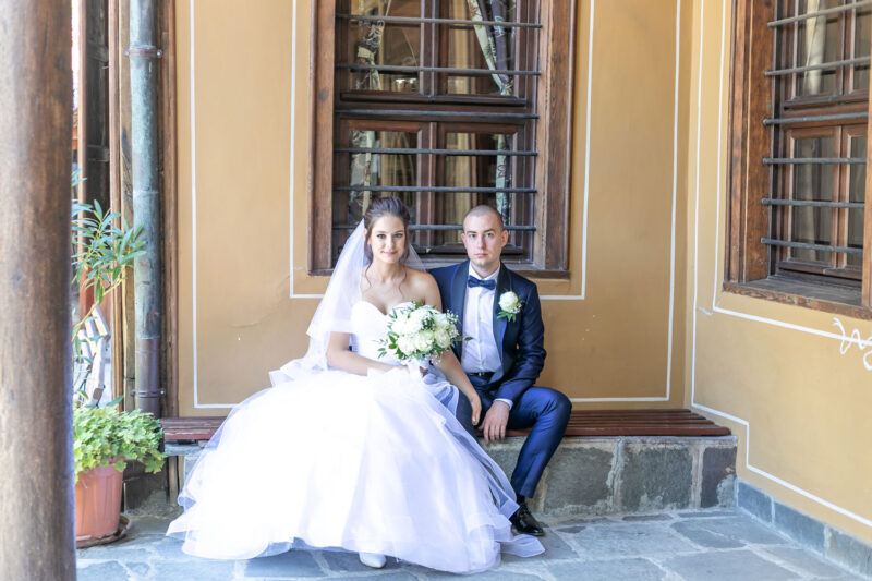 Сватбена фотография в деня на сватбата в стария град Пловдив