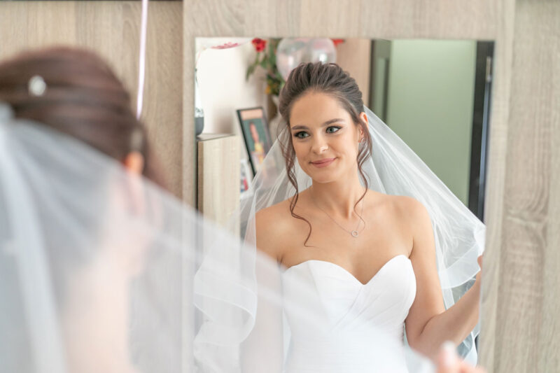 Сватбена фотография в дома на младоженката