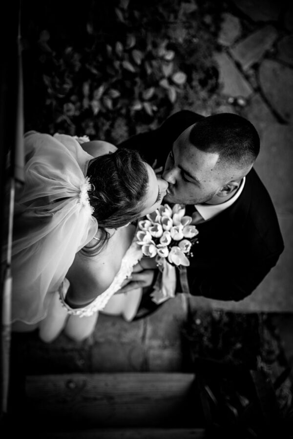 Ефектна ретро фотография на младоженци в сватбения ден