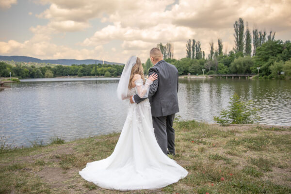 Красива сватбена фотография край езеро в Пловдив
