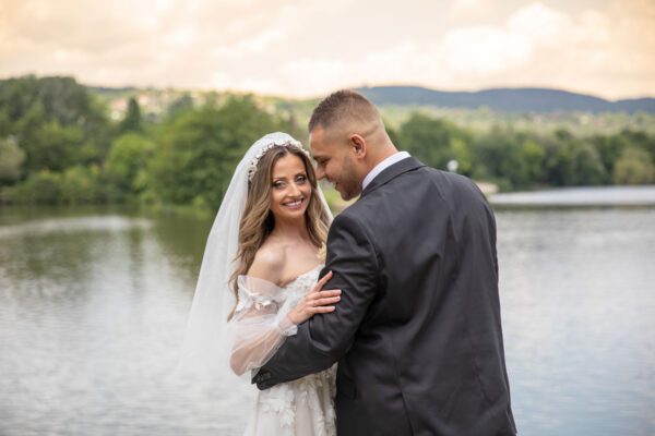 Сватбена фотография край езеро