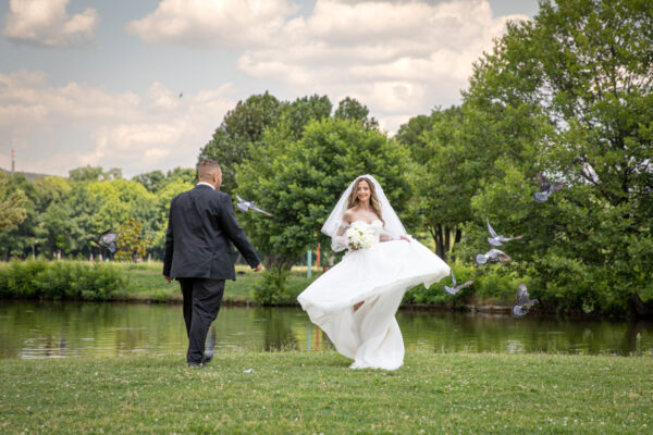 Сватбена фото сесия край езеро в Пловдив