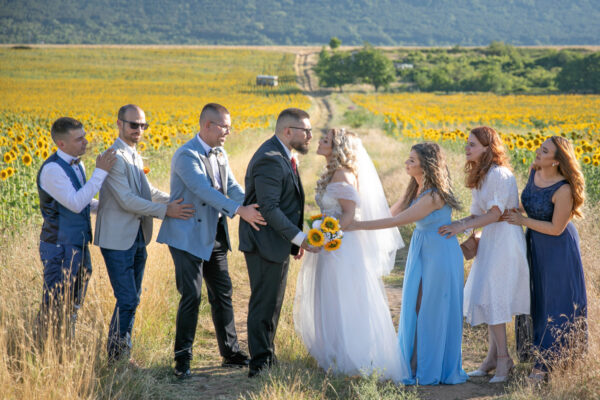 Сватбен фотограф - младоженците с приятели