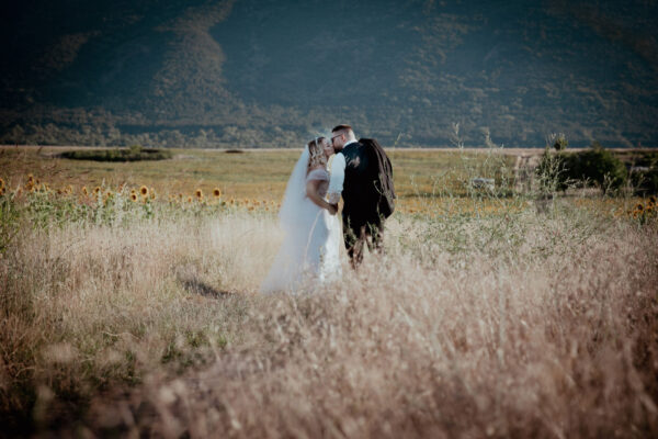 Сватбена фотография на младоженци сред природата край София