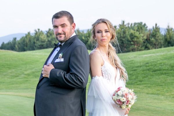 Младоженци на поляна в Родопите