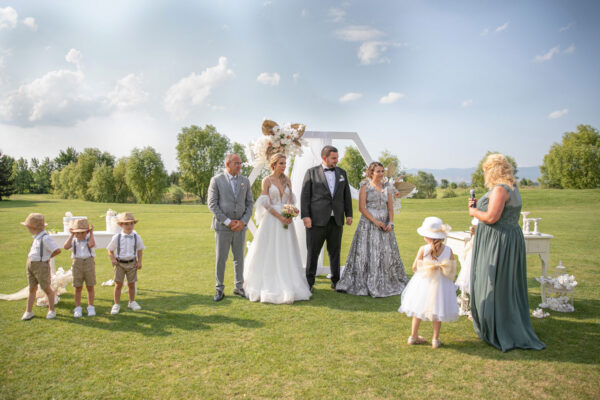 Красиви сватбени снимки на открито край Пловдив