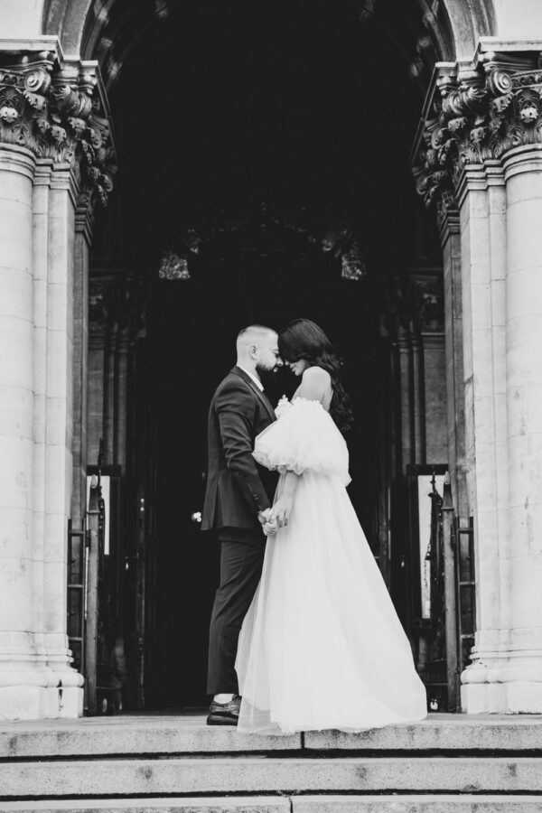 Сватбени снимки пред катедралата в София